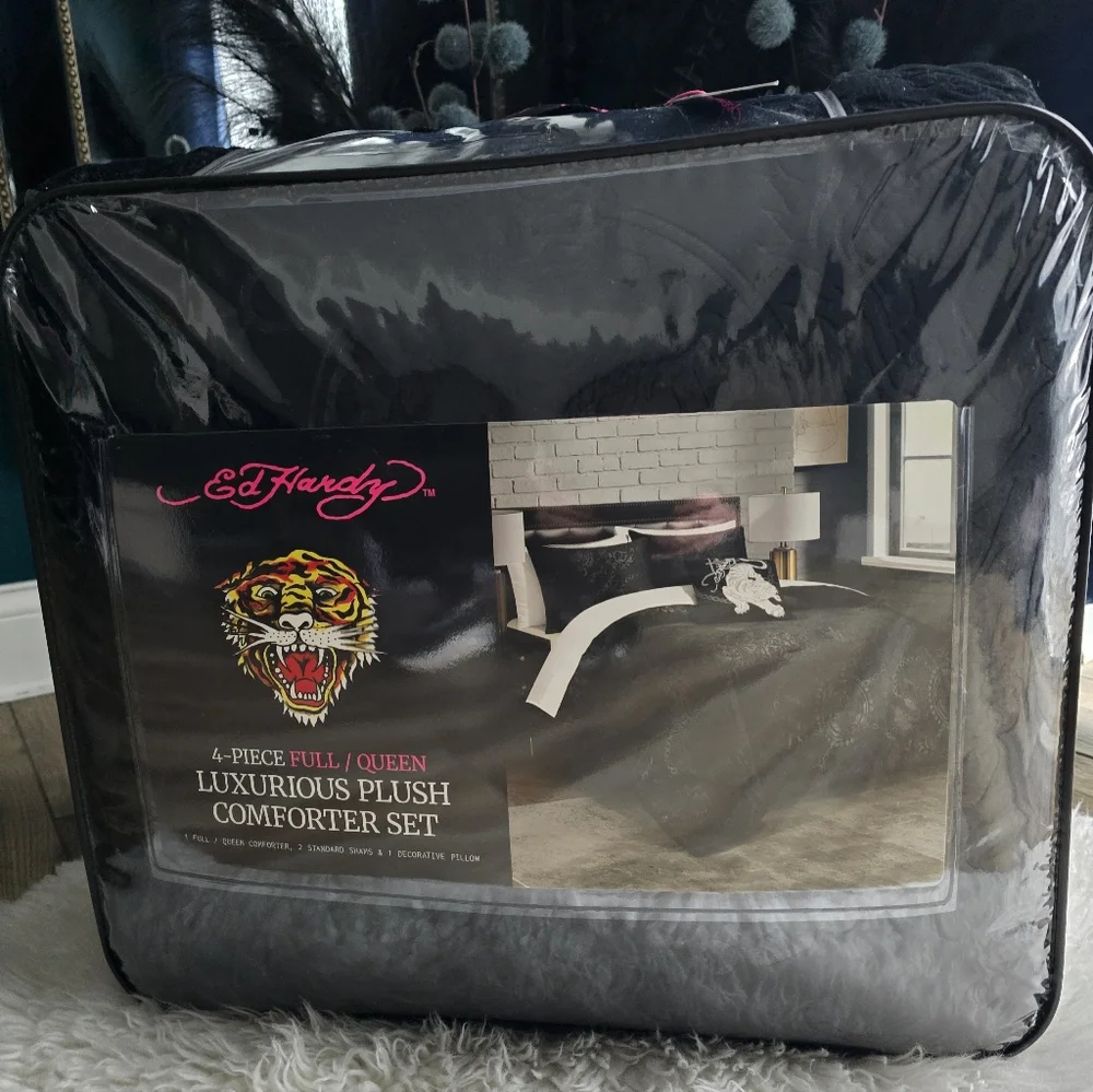 Ed Hardy 4 piece full/queen Lilac luxurious plush comforter set new